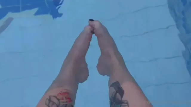 Vídeo irresistível da Vita Celestine mostrando os pezinhos dela!