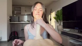 Anniedreams7 se divertindo com seu novíssimo brinquedinho de borracha