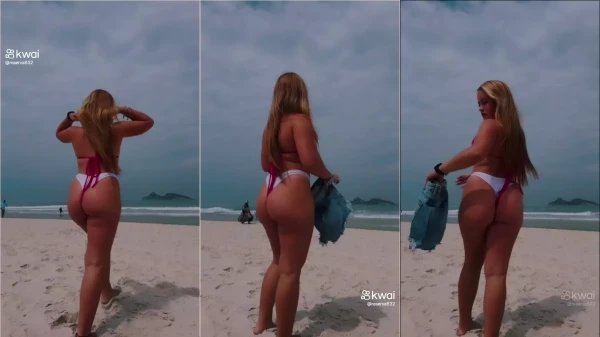 Antônia Valadão, toda ousada de biquíni na praia
