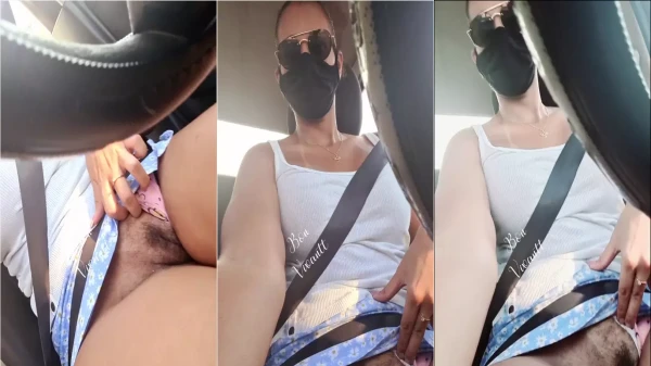 Rainha Bon Vivantt exibindo a sua beleza dentro do carro