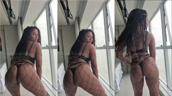 Paula Brandão de calcinha, rebolando aquele bumbum!