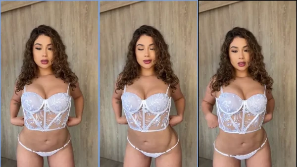 Com uma calcinha branquinha e super sexy, a valenfernandezrg não perde a chance de se exibir