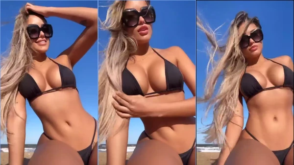 Karlyane Menezes está arrasando com um biquíni bem atraente na praia!