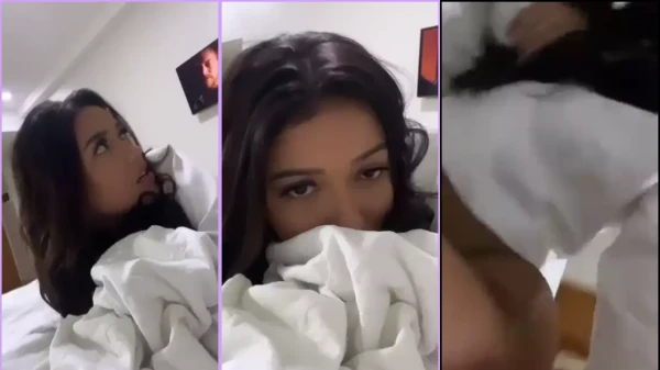 Karlyane Menezes deitadinha de bruços sendo bem aproveitada