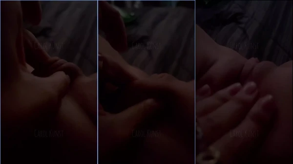 Carol Kunst dando uma ajeitadinha na sua bucetinha bem sensual