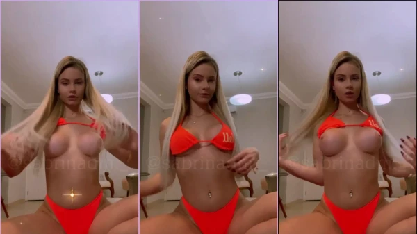 Sabrina di Martini maravilhosa e cheia de curvas, com aquela calcinha laranja de causar!