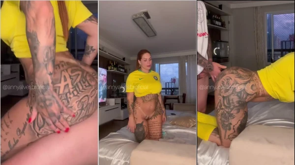 Anny Alves, com seu rabão tatuado, tá uma delícia de quatro se entregando à diversão