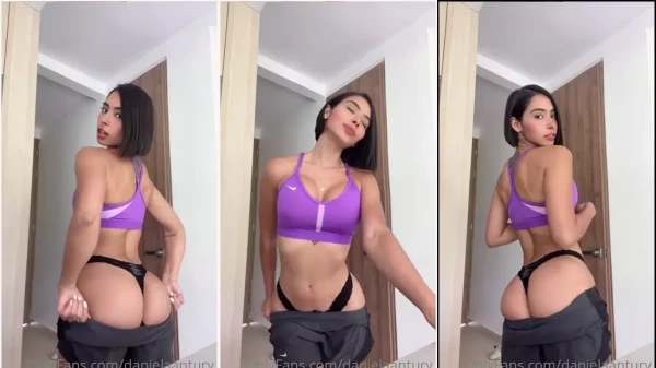 Morena linda, Daniela Antury, quase pelada no espelho