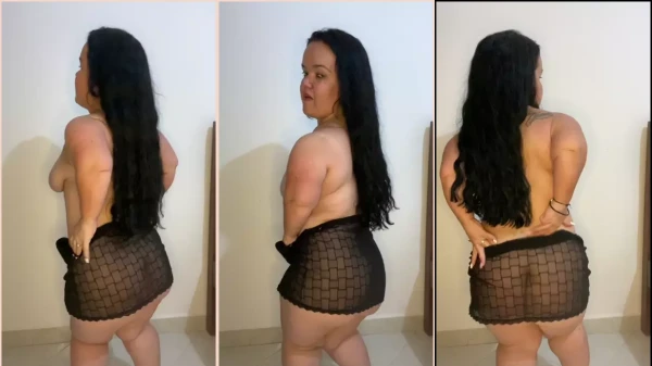 Petitte Dianiss é uma anã irresistível no strip com sua saia provocante