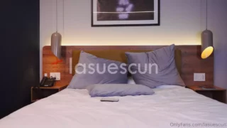 Alejandra Suescun pelada segurando um vibrador gigante na xoxota