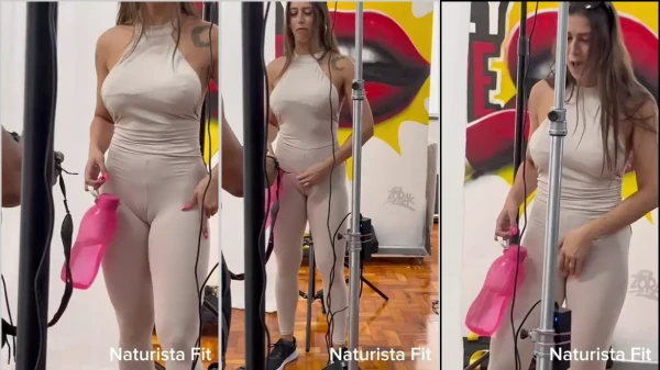 Naturista Fit com uma roupa bem cavada se mostrando!