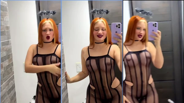 Karolyusetty em uma calcinha bem sexy e transparente