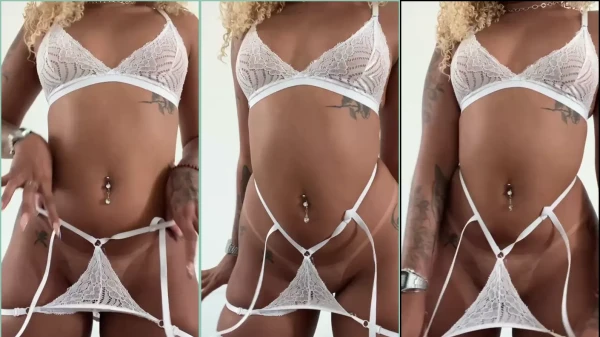 Lívia Vitória, uma beleza irresistível de calcinha branca, se entregando às carícias deliciosas