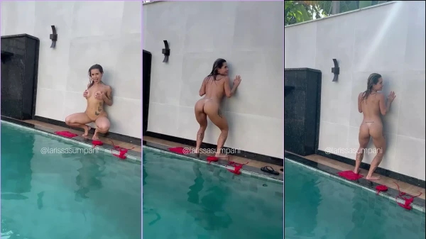 Larissa Sumpani toda nua e irresistível se divertindo e dançando na piscina