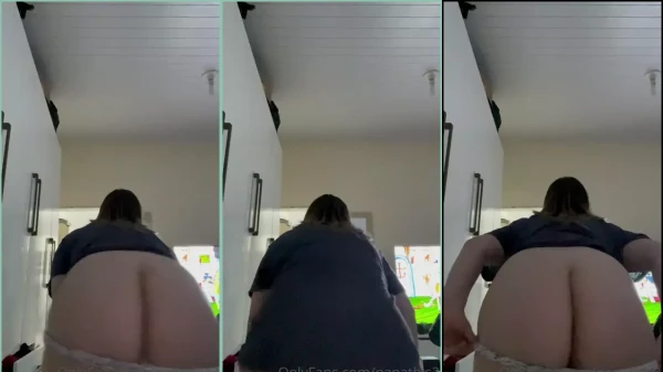 A SasathiS2 puxou a calcinha pra baixo e começou a rebolar a bunda