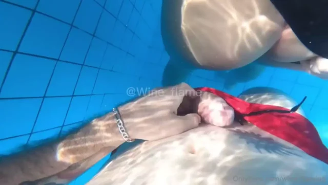 O danadinho cheio de tesão bagunçou a Wine Flame na piscina