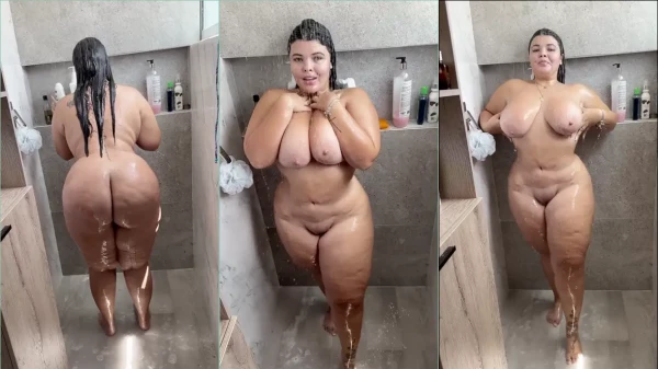 Daniela Arcila, toda sensual e sem roupas, aproveitando um banhozinho embaixo do chuveiro