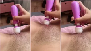 Janys se divertindo com o brinquedinho na xoxota peluda