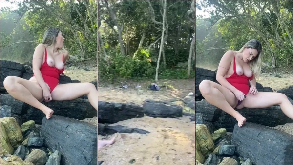 Dani Coelhinha, a safadinha, grava vídeo se tocando na praia