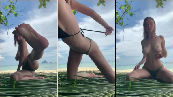 A Yourina se despindo do biquíni na praia