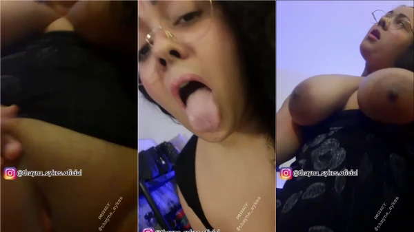 Thaina, a gostosona, aproveitando uns carinhos e prazer