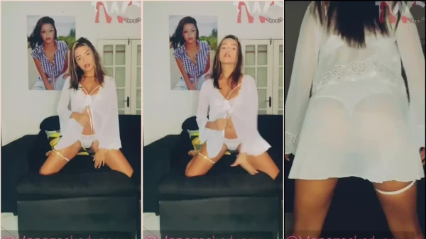 Karlyane Menezes de calcinha branquinha, se jogando na dança no sofá