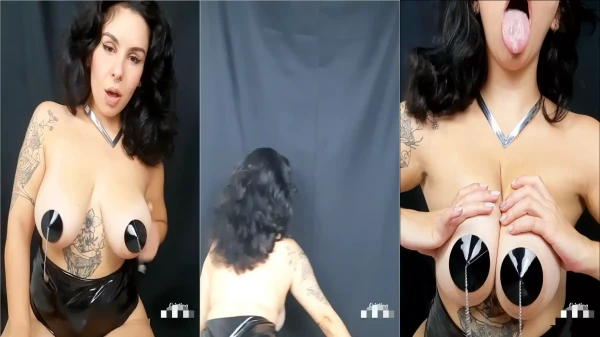 Cristina, toda poderosa, mostrando o corpão