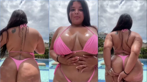 Daniela Arcila de quatro na beirada da piscina mostrando o bumbum