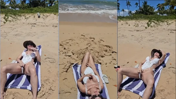 Fabi mostrando o bundão na praia
