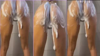 Vídeo da Soni Cruz nua, dando uma limpada no seu bumbum