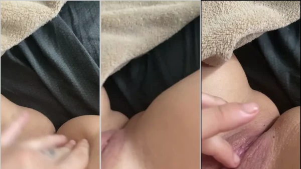Angel Santiago com sua bucetinha toda úmida de tanta brincadeira com os dedos