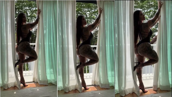 Anny Alves, super gostosa, em um vídeo se divertindo com a própria mão