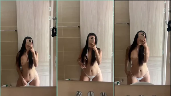 Karen Sedano usa o banheiro como palco para gravar uns cliques dela sem roupa