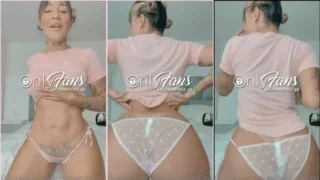 Karina Marcela vestida de blusinha e calcinha branquinha, arrasando na dança