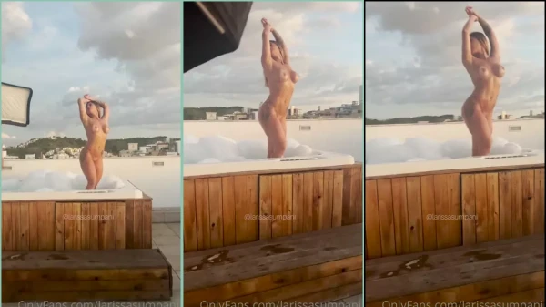 Larissa Sumpani se despindo na piscina