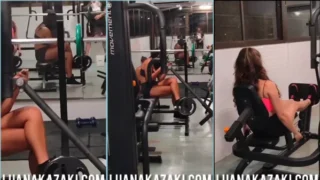 Luana Kazaki grava a amiga fazendo um serviço bem safadinho