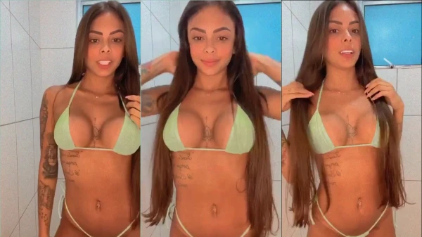 Menina bonita e sensual rebolando cheia de vontade