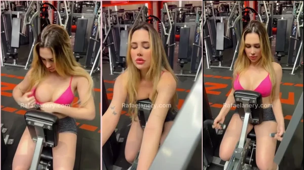 Rafaela Nery malhando na academia e levantando uns pesos marotos