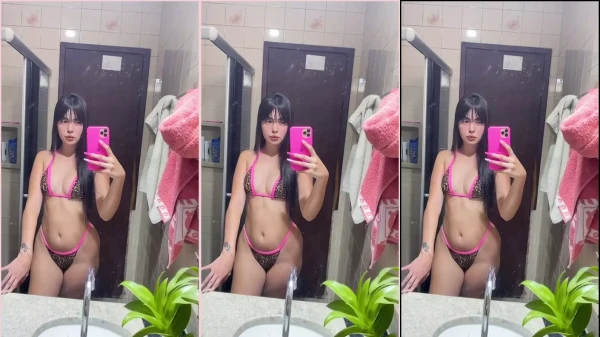 Rute Souza só de calcinha na frente do espelho