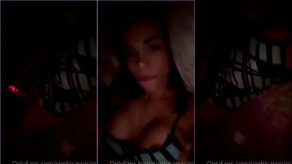 Sophi Carracini se dando prazer no escurinho