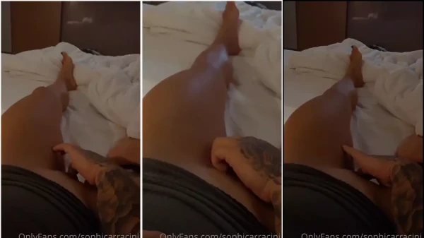 Sophia Carracini se divertindo com a sua bucetinha