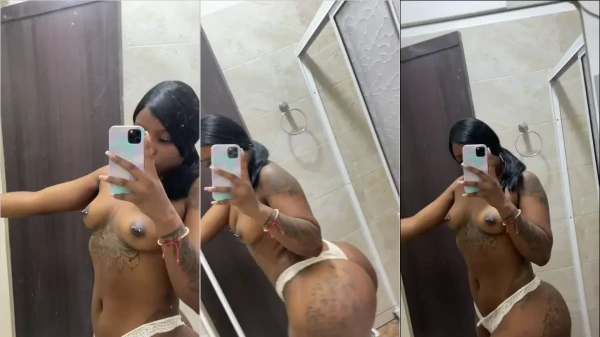 Vayolet, musa do OnlyFans, maravilhosa e cheia de atitude, se exibindo toda nua