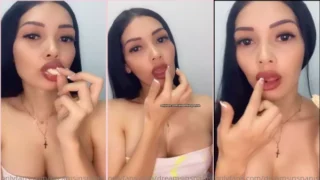 Vídeo da Vanessa Ramirez se deliciando e lambendo os dedinhos