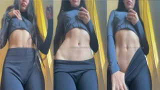 Amygg com aquele bundão e uma xoxota maravilhosa se exibindo de forma super sensual