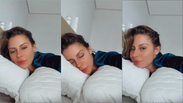 Aricia Silva, toda sapeca, se levantando bem plena!
