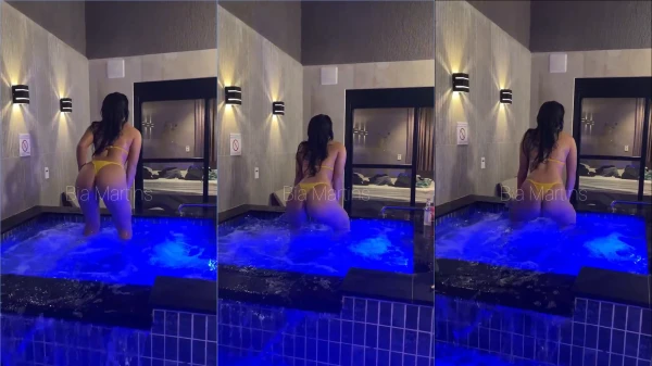 Bia Martins, uma brasileira de arrasar, se divertindo e se batendo na bundinha!