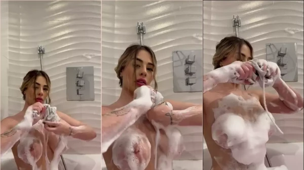 CoelhinhaDaMansao99 nua se refrescando no banho