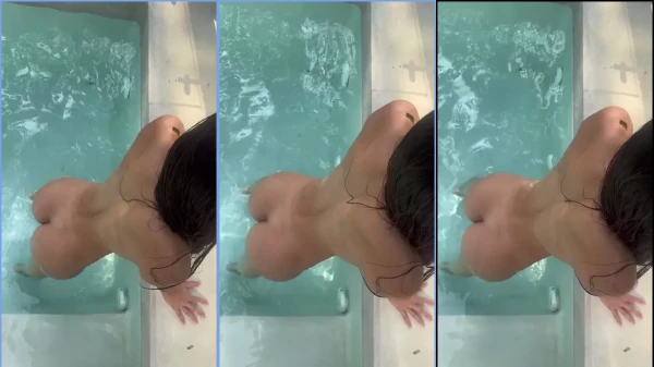 Estefania Sierra com um corpão na piscina, toda encharcada