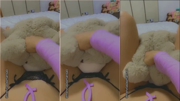 Juliana Bonde em um vídeo safadinho com seu urso