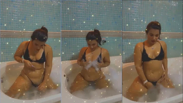Kelly Bonde sensualizando na banheira, toda ousada e irresistível